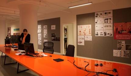 Pindot opslagstavle med filt på kontor